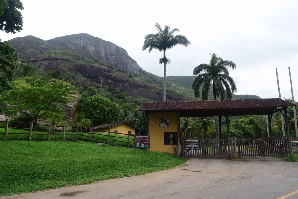 Àrea que faz parte do Parque Natural Municipal do Monte Mochuara, Cariacica. Não existe um portal que identifica o parque.   por Carlos Alberto Silva