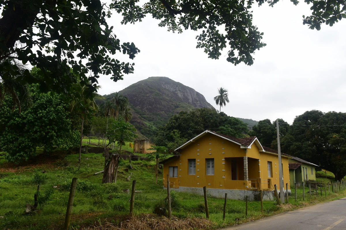 Àrea que faz parte do Parque Natural Municipal do Monte Mochuara, Cariacica. Não existe um portal que identifica o parque.   por Carlos Alberto Silva