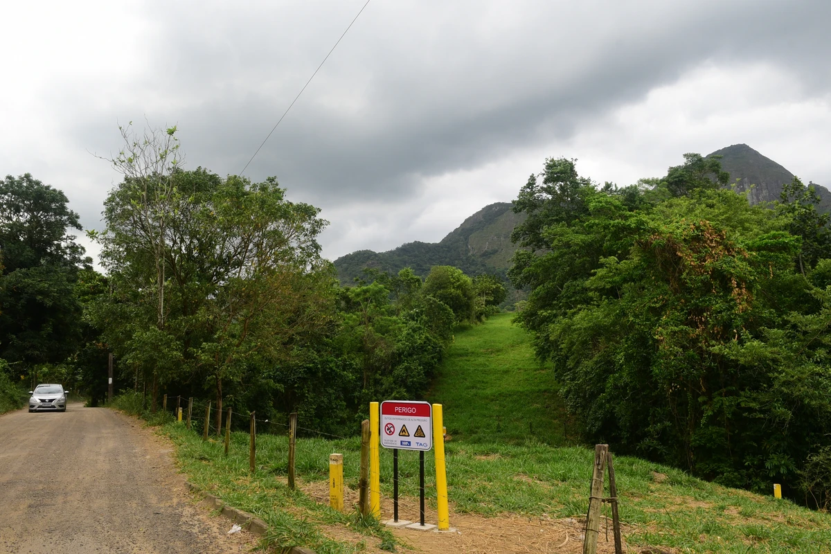 Àrea que faz parte do Parque Natural Municipal do Monte Mochuara, Cariacica. Não existe um portal que identifica o parque.   por Carlos Alberto Silva