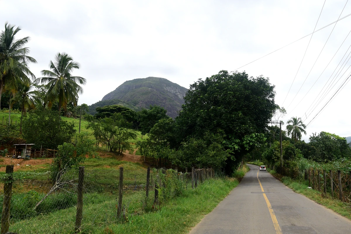Àrea que faz parte do Parque Natural Municipal do Monte Mochuara, Cariacica. Não existe um portal que identifica o parque.   por Carlos Alberto Silva