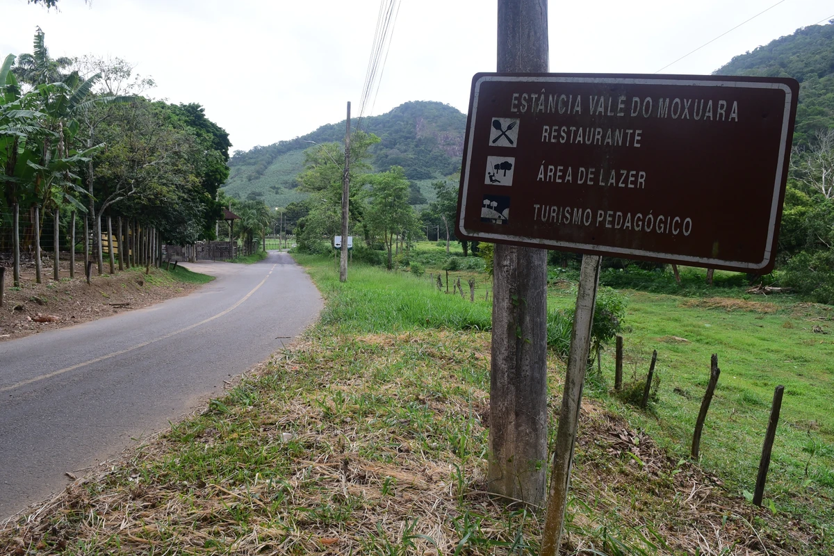 Àrea que faz parte do Parque Natural Municipal do Monte Mochuara, Cariacica. Não existe um portal que identifica o parque.   por Carlos Alberto Silva