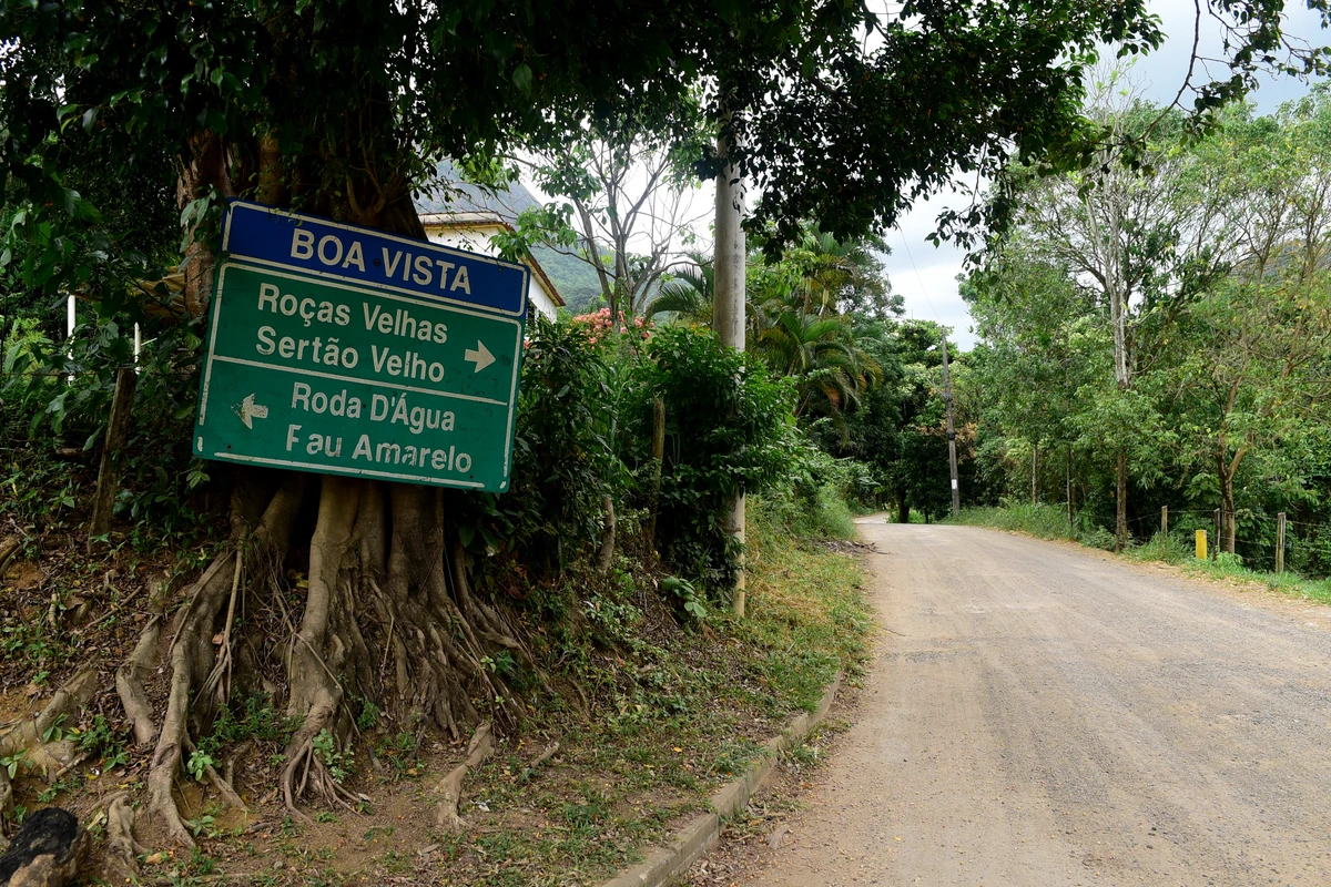 Àrea que faz parte do Parque Natural Municipal do Monte Mochuara, Cariacica. Não existe um portal que identifica o parque.   por Carlos Alberto Silva