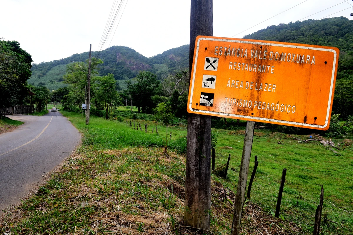 Àrea que faz parte do Parque Natural Municipal do Monte Mochuara, Cariacica. Não existe um portal que identifica o parque.   por Carlos Alberto Silva
