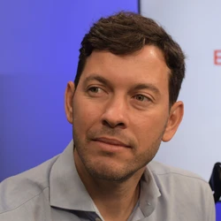 Prefeito de Vila Velha é pré-candidato ao Palácio Anchieta, mas não descarta disputar o Senado. Para participar do pleito ele tem que tomar uma decisão difícil, que vai além do cargo escolhido