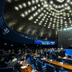 Projeto limita benefício a crimes contra o Estado democrático de Direito; texto segue para sanção de Lula, que já sinalizou que deve vetar proposta