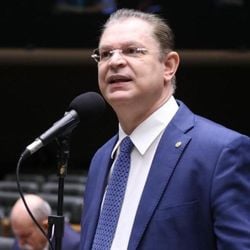 Segundo as investigações, deputados teriam usado cota parlamentar para cobrir 'despesas inexistentes ou irregulares' por meio de empresa de fachada.