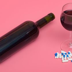 Interações entre remédios e bebidas alcoólicas podem resultar em intoxicações graves e riscos à saúde

