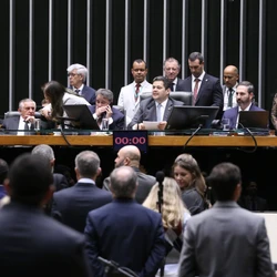 Relator reduziu benefícios previdenciários em R$ 6,2 bi e tirou outros R$ 436 milhões das bolsas para o ensino médio para inflar emendas em R$ 11,5 bilhões