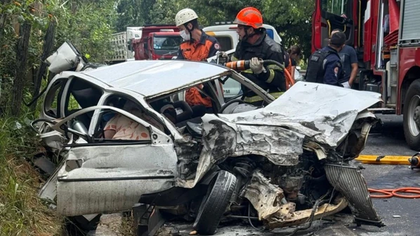 Colisão ocorreu no trecho da rodovia federal no distrito de Baunilha e mobilizou equipes da PRF, Samu/192 e Bombeiros; ocupantes do carro ficaram feridos