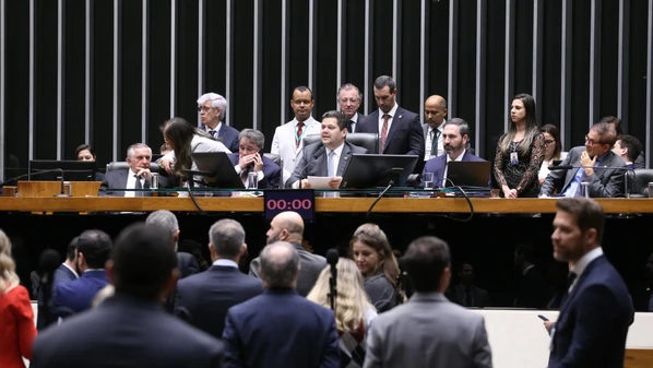 Relator reduziu benefícios previdenciários em R$ 6,2 bi e tirou outros R$ 436 milhões das bolsas para o ensino médio para inflar emendas em R$ 11,5 bilhões