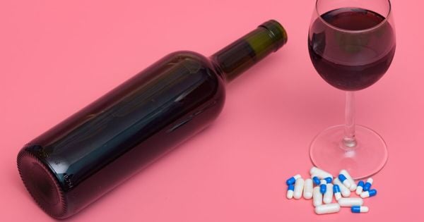 Interações entre remédios e bebidas alcoólicas podem resultar em intoxicações graves e riscos à saúde

