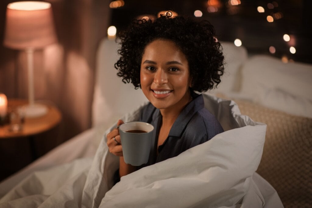 Chás digestivos são aliados simples para aliviar o organismo antes do descanso (Imagem: Ground Picture | Shutterstock)