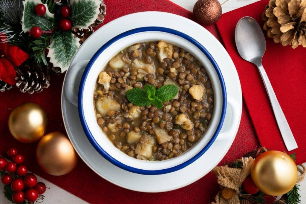 Ensopado de lentilha com batata (Imagem: Lecker Studio | Shutterstock)