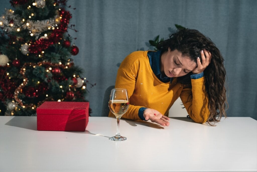 O uso de medicamentos sem orientação médica pode mascarar sinais importantes e atrasar diagnósticos (Imagem: Srdjan Randjelovic | Shutterstock)