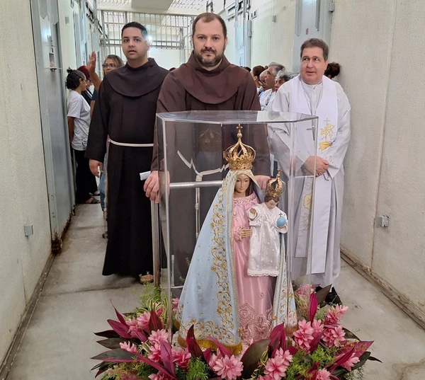 Imagem peregrina de Nossa Senhora da Penha no Centro Prisional Feminino de Cariacica (CPFC) durante a Festa da Penha 2025
