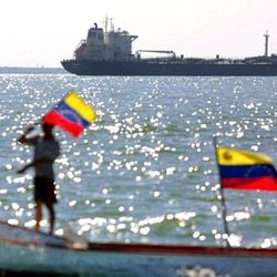 O anúncio de Trump visa cortar as receitas do governo de Nicolás Maduro, mas alguns analistas alertam que a medida pode agravar a crise econômica na Venezuela e ter consequências negativas para Washington.