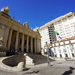 Autoridades do Rio de Janeiro presas recentemente são acusadas de beneficiar, direta ou indiretamente, os negócios do Comando Vermelho.