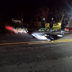 Condutor teria perdido a direção do veículo em uma curva; fazendo com que o capotasse e depois colidisse no barranco às margens da rodovia