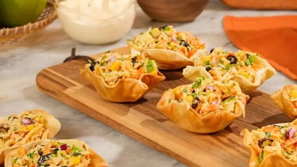 Base feita com massa de pastel e assada na air fryer deixa a preparação charmosa e descontraída para a ceia de fim de ano