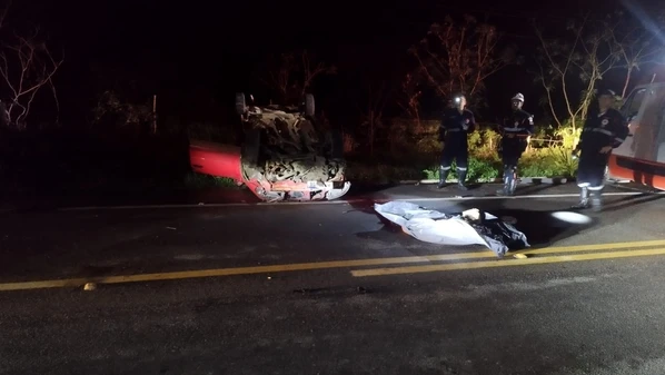 Condutor teria perdido a direção do veículo em uma curva; fazendo com que o capotasse e depois colidisse no barranco às margens da rodovia