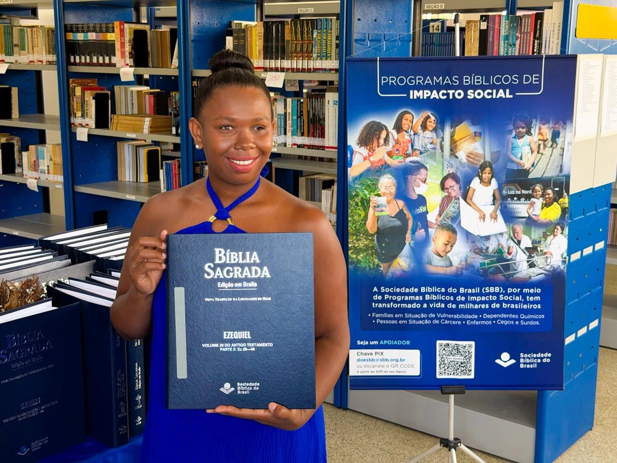 Frequentadora da Biblioteca Municipal de Linhares mostra exemplar da Bíblia Sagrada em Braile 