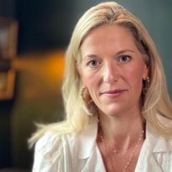 Pai de Fiona Rugg, John Smyth QC, morreu antes de ser levado à justiça pelos abusos contra centenas de meninos - ela diz que teve sentimento de "vergonha por associação"