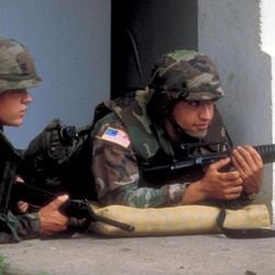 A última vez que os Estados Unidos enviaram tantos navios de guerra para a região foi em 1989, quando derrubaram o presidente do Panamá, Manuel Noriega, a quem acusavam de narcotráfico - acusação semelhante feita contra Maduro