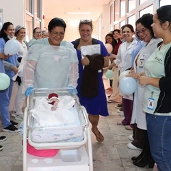 Mãe de 46 anos teve gravidez de risco e precisou ficar internada quase um mês antes do parto no Espírito Santo. Isaque Manoel e a família receberam todo o cuidado da equipe médica