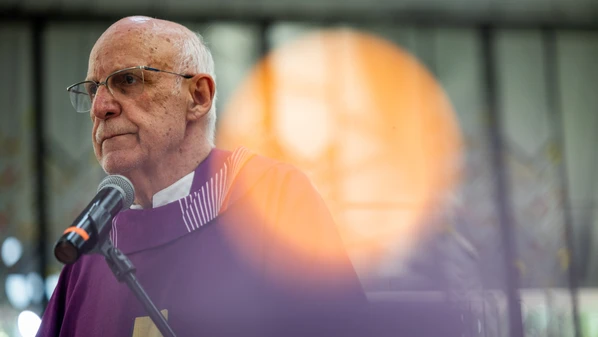 Essa série de proibições causa ainda mais estranheza quando se dirige a um homem de fé que tem direcionado seu ministério à prática do bem e da caridade