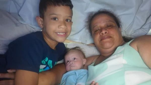 Liam, o irmãozinho Isaque Manoel e a mãe Eliana Costa já em casa em Aracruz, no Norte do Espírito Santo