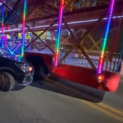 Carro teria invadido a contramão e batido carreta; na sequência, outro carro e uma motocicleta também acabaram envolvidos na colisão registrada na noite de sábado (20)