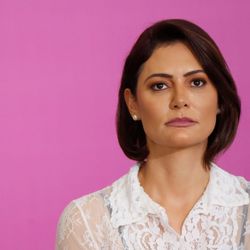 Como uma primeira-dama discreta chegou a uma posição de liderança na direita brasileira? Conheça o passado e o futuro de Michelle Bolsonaro e entenda o papel que ela pode ter em 2026.