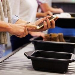 Publicações nas redes sociais consideradas perigosas ou ofensivas podem, cada vez mais, levar à negação de vistos ou a reações negativas online. Veja o que viajantes ao redor do mundo precisam saber.