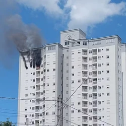 Segundo o Corpo de Bombeiros, os corpos das três vítimas foram localizados em cômodos diferentes do apartamento, em meio a muita fumaça