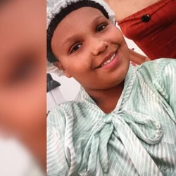 Criança estava com o irmão quando a parte da terra cedeu; ele foi socorrido com vida