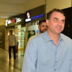 Indicado pelo pai como pré-candidato à presidência da República, senador veio ao Estado nesta segunda-feira (22) para participar de um culto