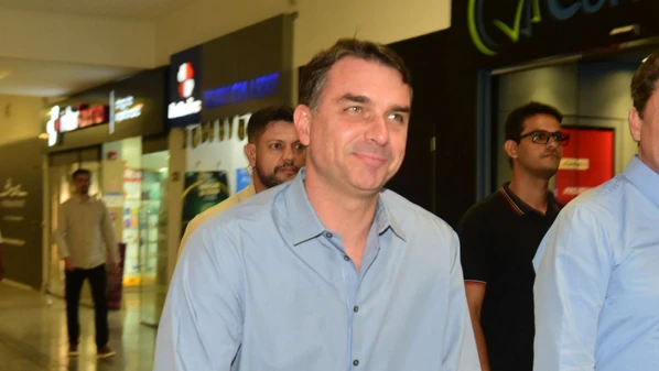 Indicado pelo pai como pré-candidato à presidência da República, senador veio ao Estado nesta segunda-feira (22) para participar de um culto