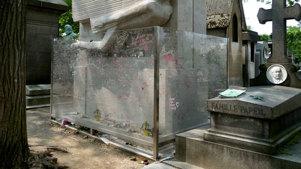 Dizem as línguas malditas — como falava o jornalista Amylton de Almeida — que a poderosa e honrosa Rainha Vitória, da Inglaterra, no auge de seu poder, nutria uma estranha paixão por Wilde