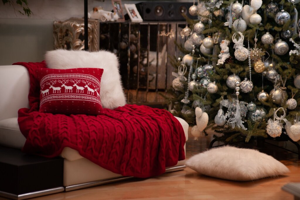 As almofadas são uma ótima opção de decoração para o Natal (Imagem: Denys R | Shutterstock)