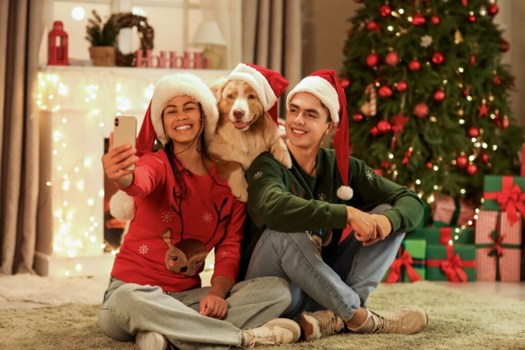 Incluir cães e gatos nas fotos de família é uma forma de celebrar o vínculo que vocês compartilham (Imagem: Pixel-Shot | Shutterstock)