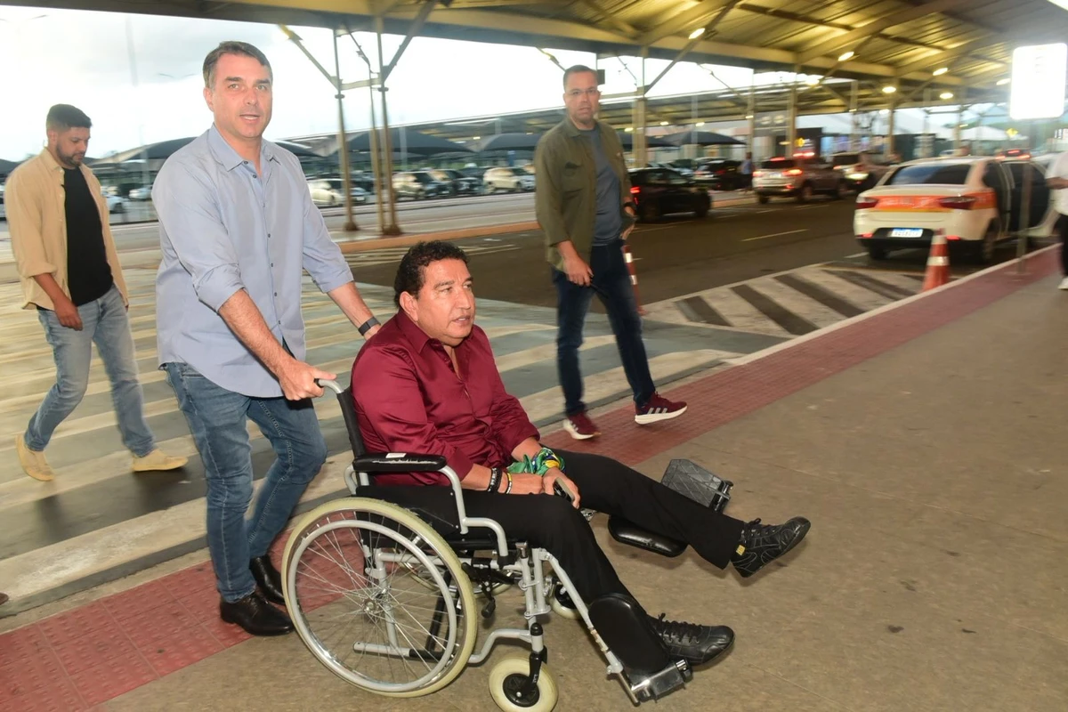Os senadores Flávio Bolsonaro e Magno Malta no Aeroporto de Vitória