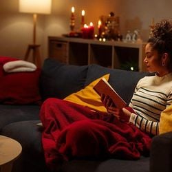 Ler à luz de velas, jogar críquete, ir de patins para a missa, teias de aranha na árvore... Cada país comemora o Natal à sua maneira. Aqui estão sete sugestões curiosas que você pode adotar neste final de ano.