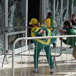 Presidente Lula assinou nesta terça o Decreto que concede perdão da pena para condenados por diversos crimes, mas deixou de fora, dentre outros, os crimes contra a democracia.