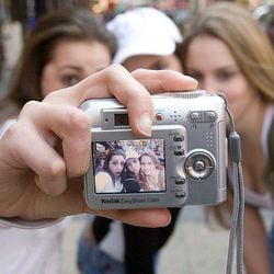 Se você usou uma câmera digital no início dos anos 2000, é provável que parte das suas fotos tenha se perdido em discos rígidos danificados e sites extintos