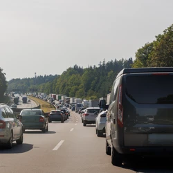Com o aumento das temperaturas, viagens longas e veículos com muitos anos de uso nas estradas, número de ocorrências envolvendo falhas tende a aumentar na estação mais quente do ano; veja como se prevenir