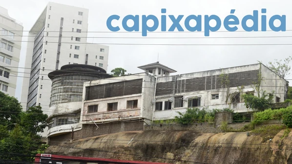 Construção, na parte alta do bairro Santa Lúcia, em Vitória, abrigava o antigo Hospital Jesus Menino. Atualmente o imóvel pertence à Sesa, que estuda o que fazer com o espaço