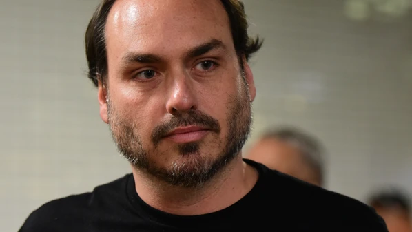 Os filhos de Bolsonaro defendem que o pai seja transferido para prisão domiciliar; decisão de Moraes recebe críticas da família