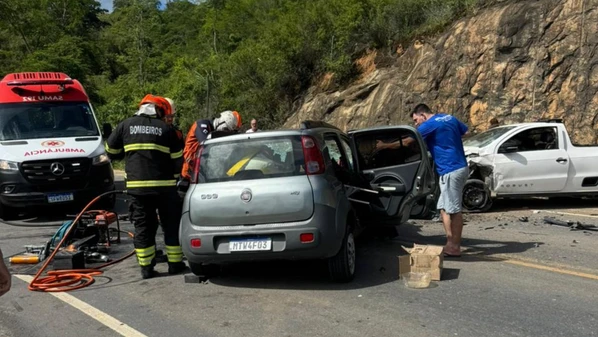 Batida envolveu uma Saveiro e um Fiat Uno na estrada que liga os municípios de Marilândia e Linhares, no Norte do Espírito Santo, na tarde desta terça-feira (23)