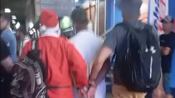 O homem tem 22 anos e responderá por roubo majorado, quando o crime é cometido em circunstâncias que aumentam o perigo