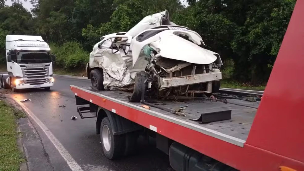 Carro de Mariani rodou na pista e bateu de lado contra a carreta no Espírito Santo